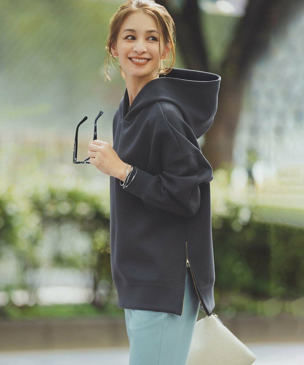 春コーデの女性