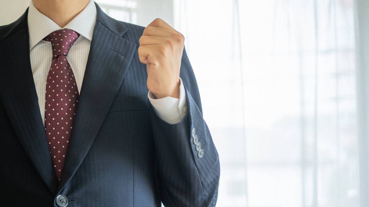 ガッツポーズする人