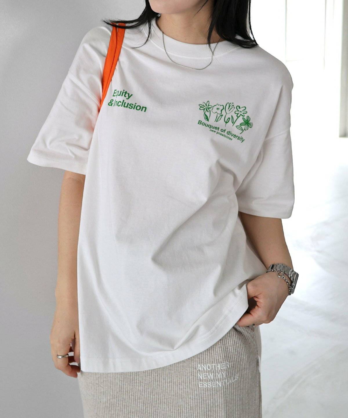 初夏コーデの女性