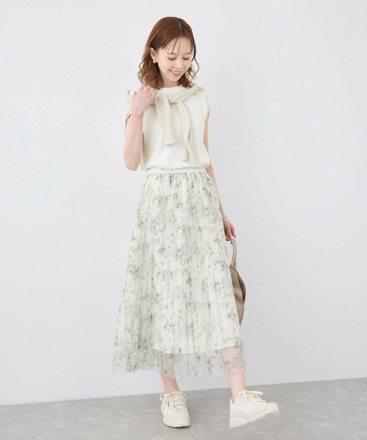 初夏コーデの女性