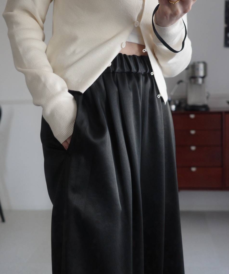 タック入りサテンパンツ