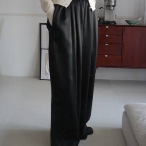 落ち感サテンが最強。ラクなのに上品見え「タック入りパンツ」コーデ