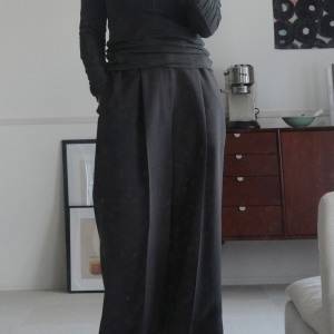 すとん落ちでスタイルアップ！脚のラインをきれいに見せる「Mila Owen ワイドパンツ」