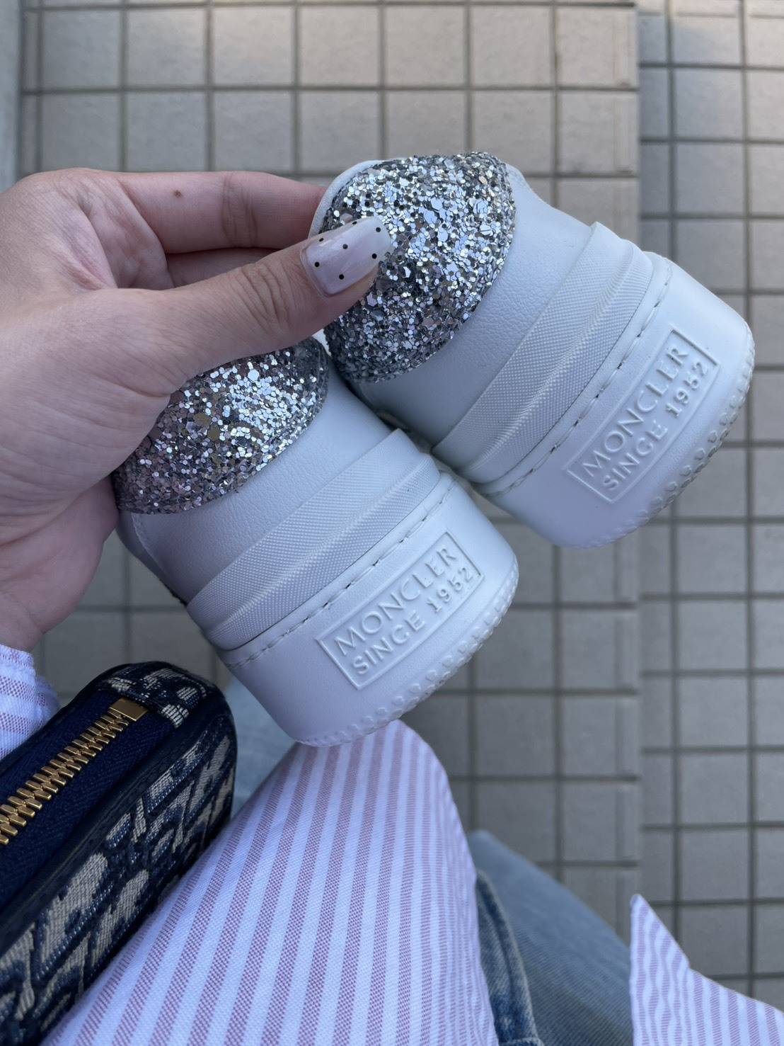 ピンクのシャツにデニムのボトムスの春のお出かけコーデ