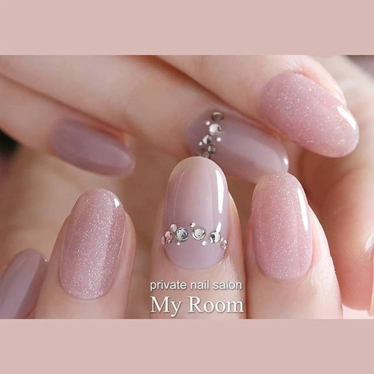 ストーンを使ったリング風ネイル