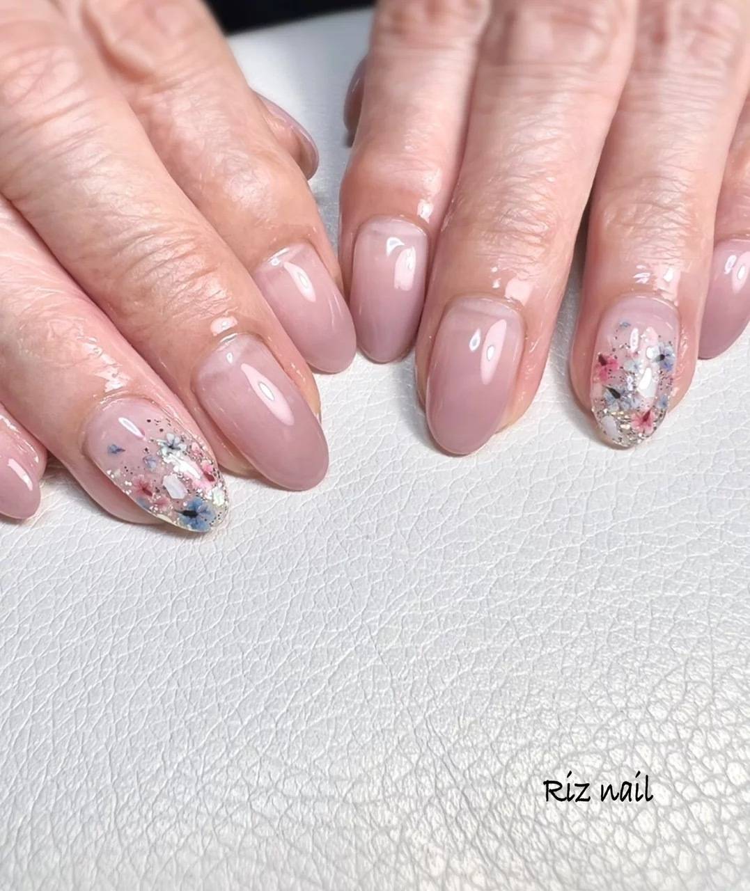 ドライフラワーとくすみカラーのネイル