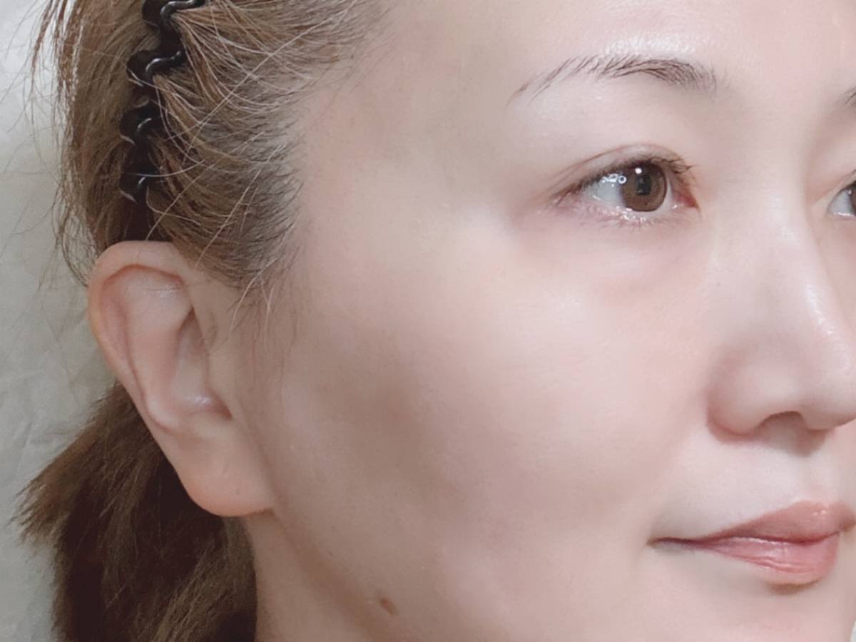 &nd by rom&nd アンドバイロムアンド Greige  グレージュ シリーズ メロウスキンリキッドファンデーション BE01ピュア 塗布前 筆者顔