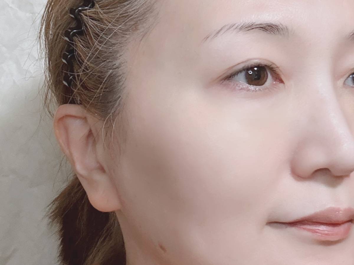 &nd by rom&nd アンドバイロムアンド Greige グレージュ シリーズ メロウカバーコンシーラー BE01ピュア 塗布後 筆者顔