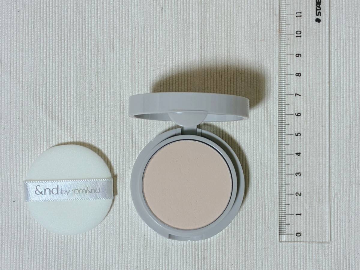 &nd by rom&nd アンドバイロムアンド Greige グレージュ シリーズ コンフォートベルベットプレスパウダーファンデーション NU02ベージュ 本体 蓋開け 定規