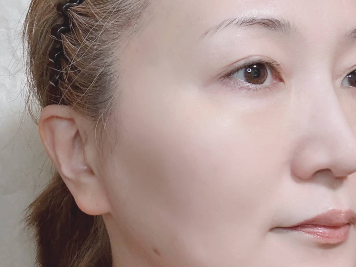 &nd by rom&nd アンドバイロムアンド Greige グレージュ シリーズ コンフォートベルベットプレスパウダーファンデーション NU02ベージュ 塗布後 筆者顔