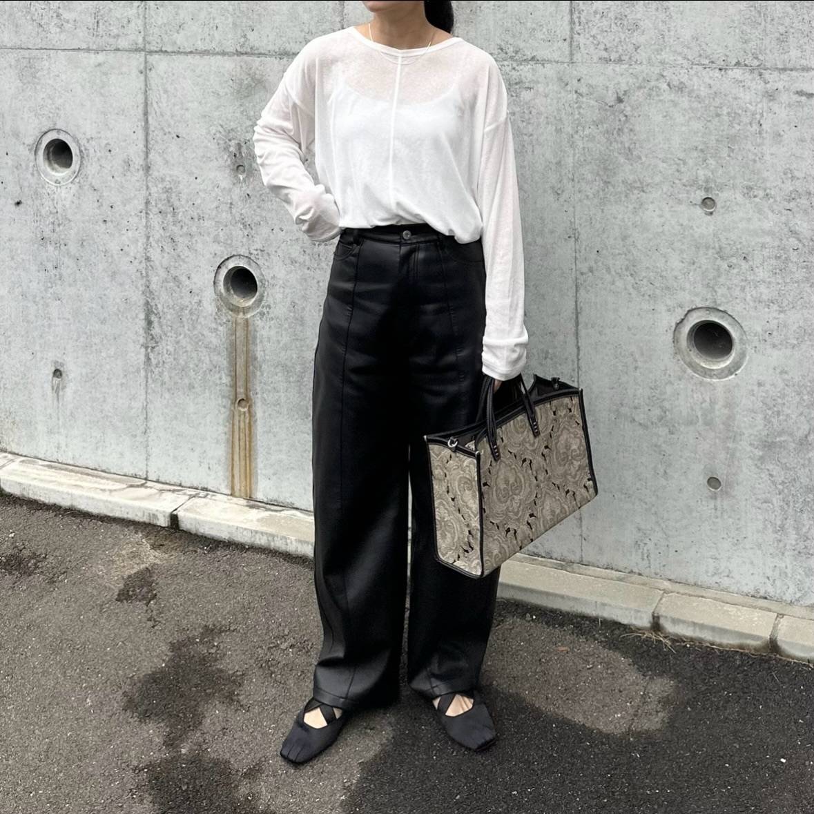 素材感にこだわったモノトーンコーデ