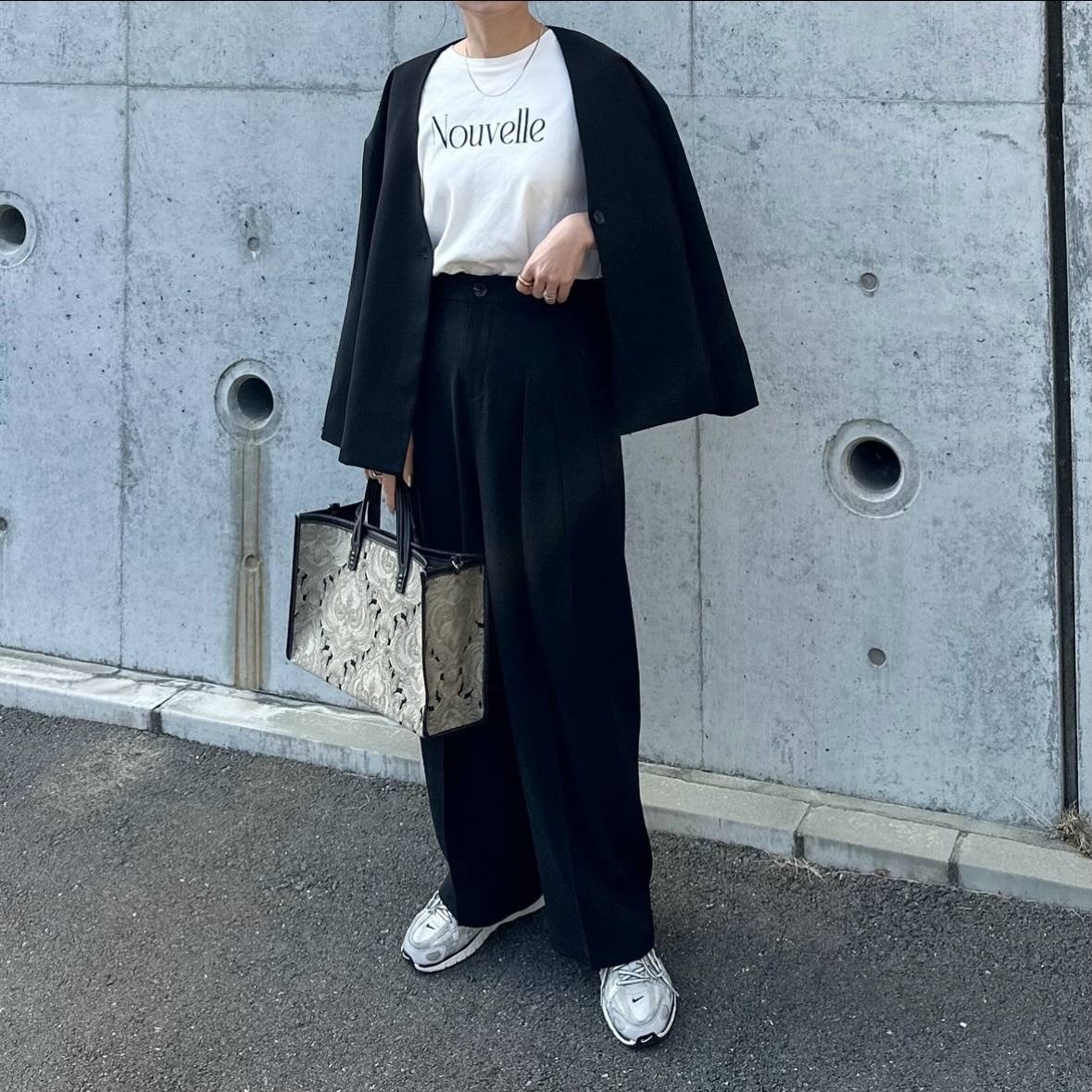 ロゴTシャツ×ジャケット肩掛け