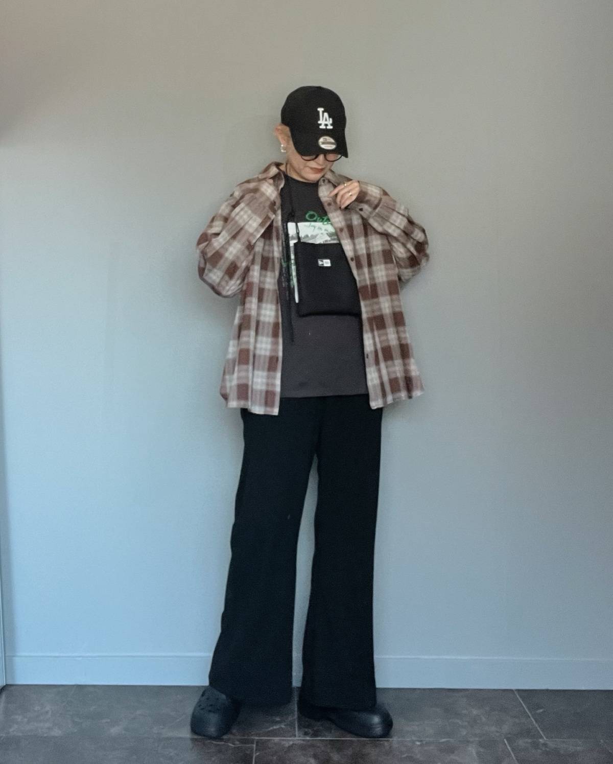 プリントTシャツ×チェック柄シャツ