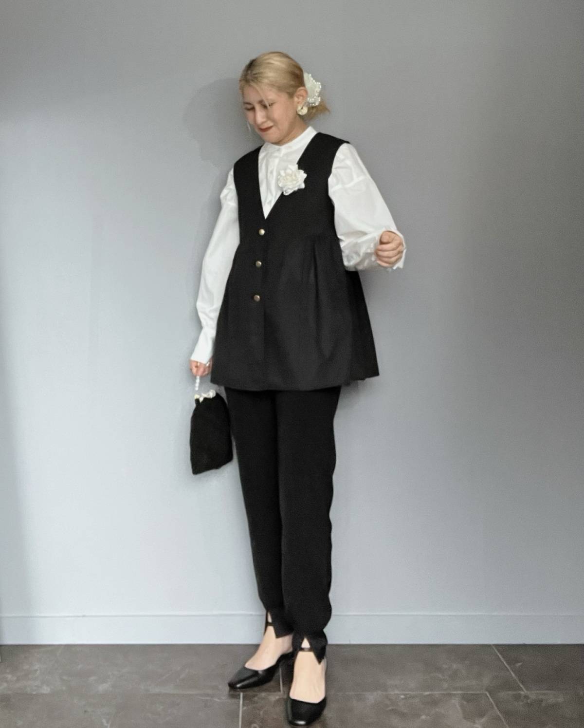 ブラウス×ベストの重ね着が◎