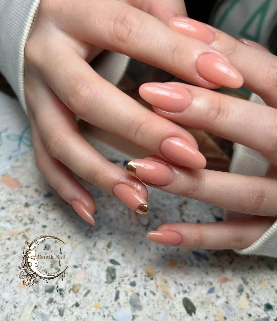 ゴールドのミラーネイルをプラス