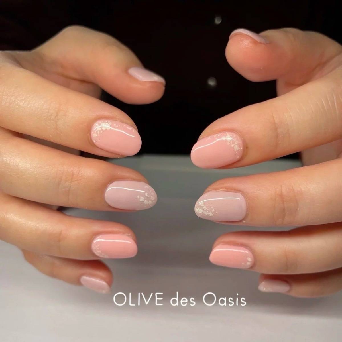 シェルをのせたヌーディーカラーのネイル