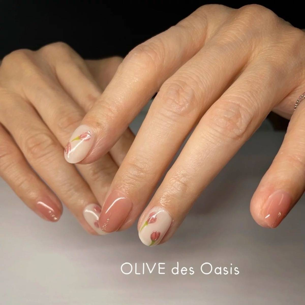 フラワーデザインを入れたショートネイル