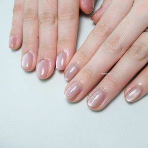  ヌーディーカラーのマグネットネイル 