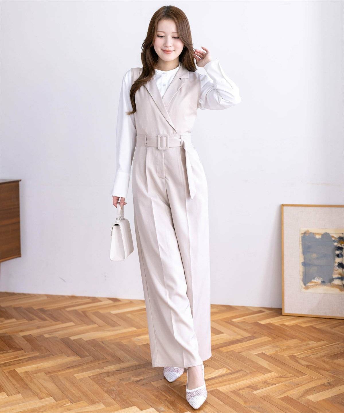 オールインワンを着た女性