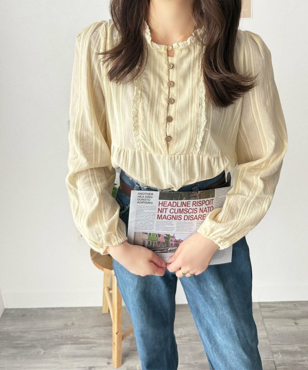 レースブラウスを着た女性