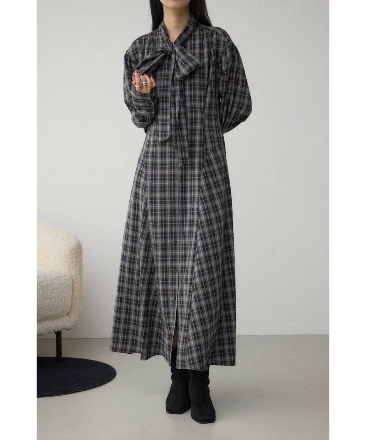 チェックワンピースを着た女性