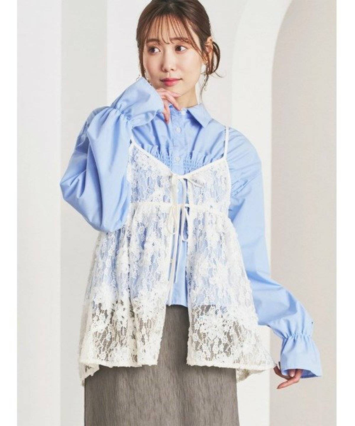 レースビスチェを着た女性