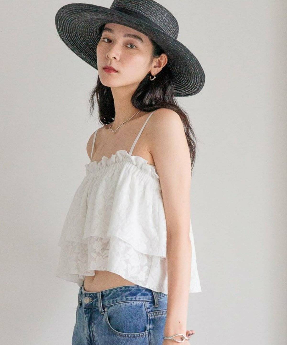 ビスチェリブニットを着た女性