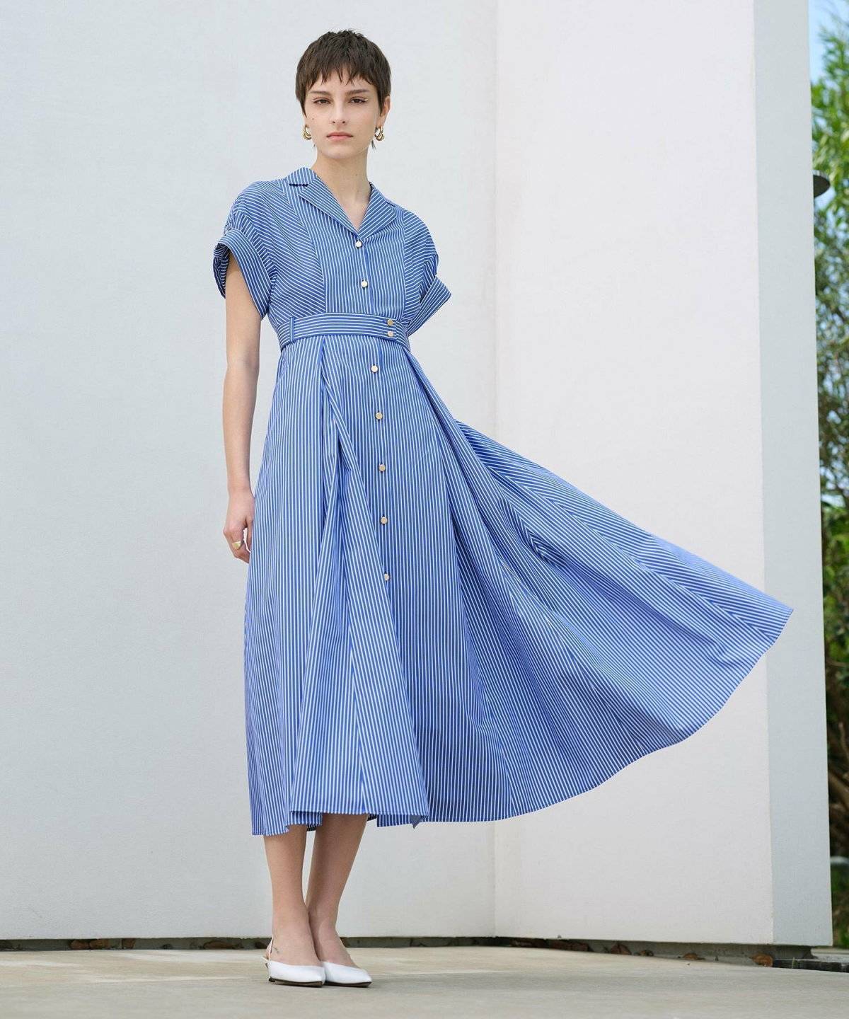 ストライプワンピースを着た女性