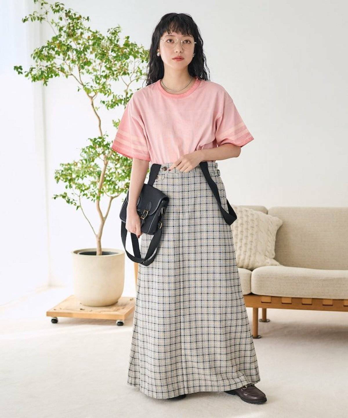 リネンチェックスカートを着た女性