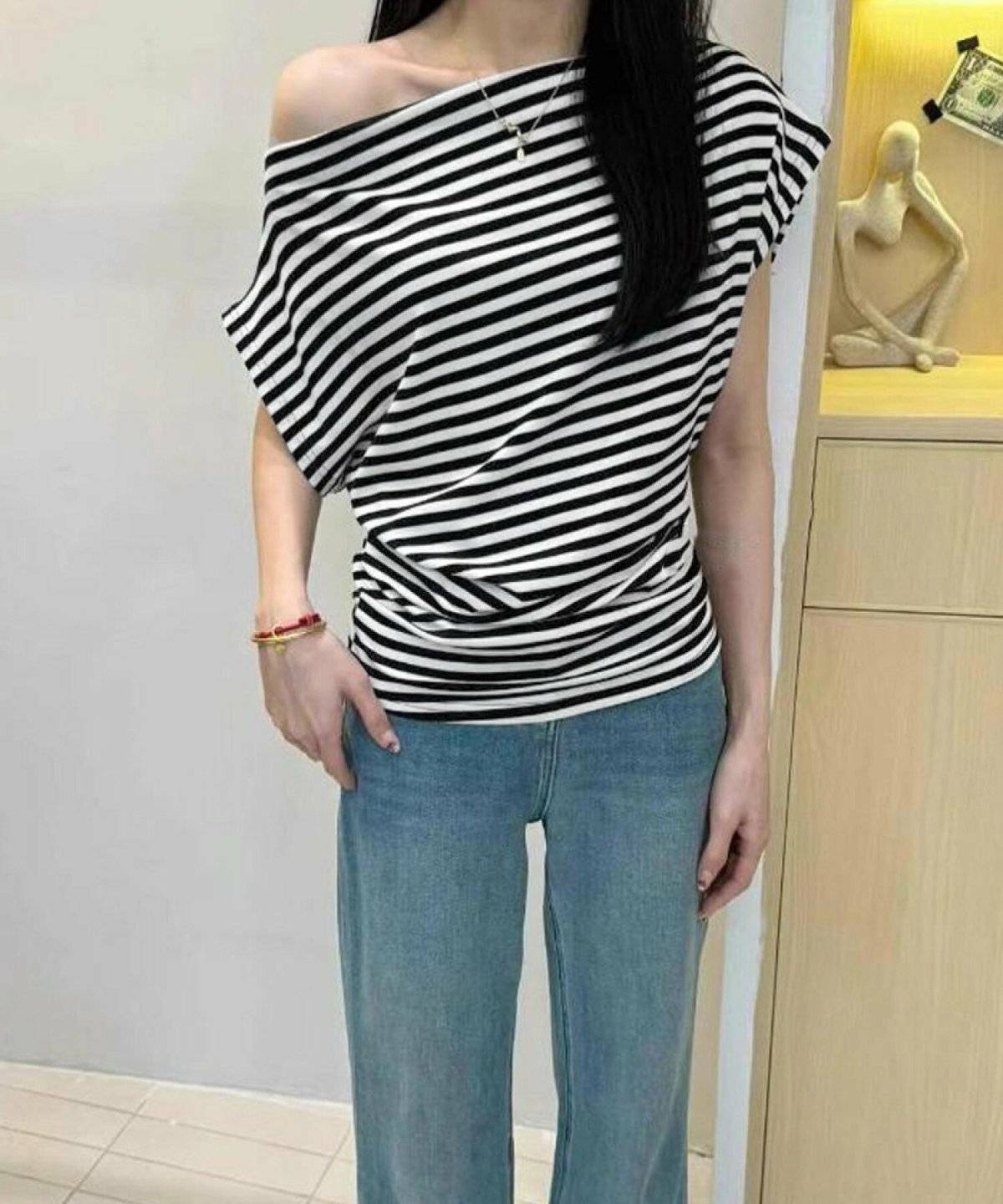 ボーダーオフショルダーを着た女性