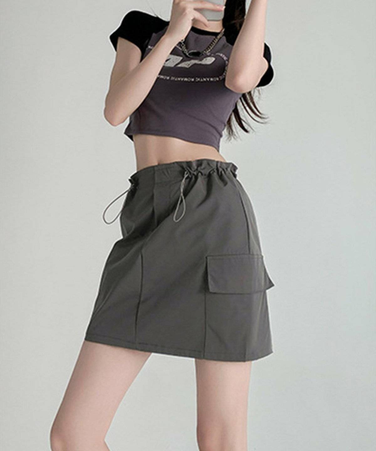 ロゴTシャツを着た女性