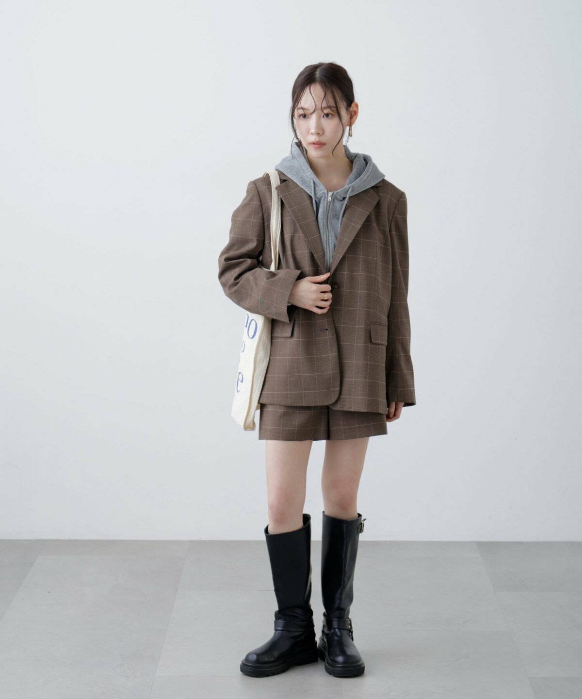 ボタンジャケットを着た女性