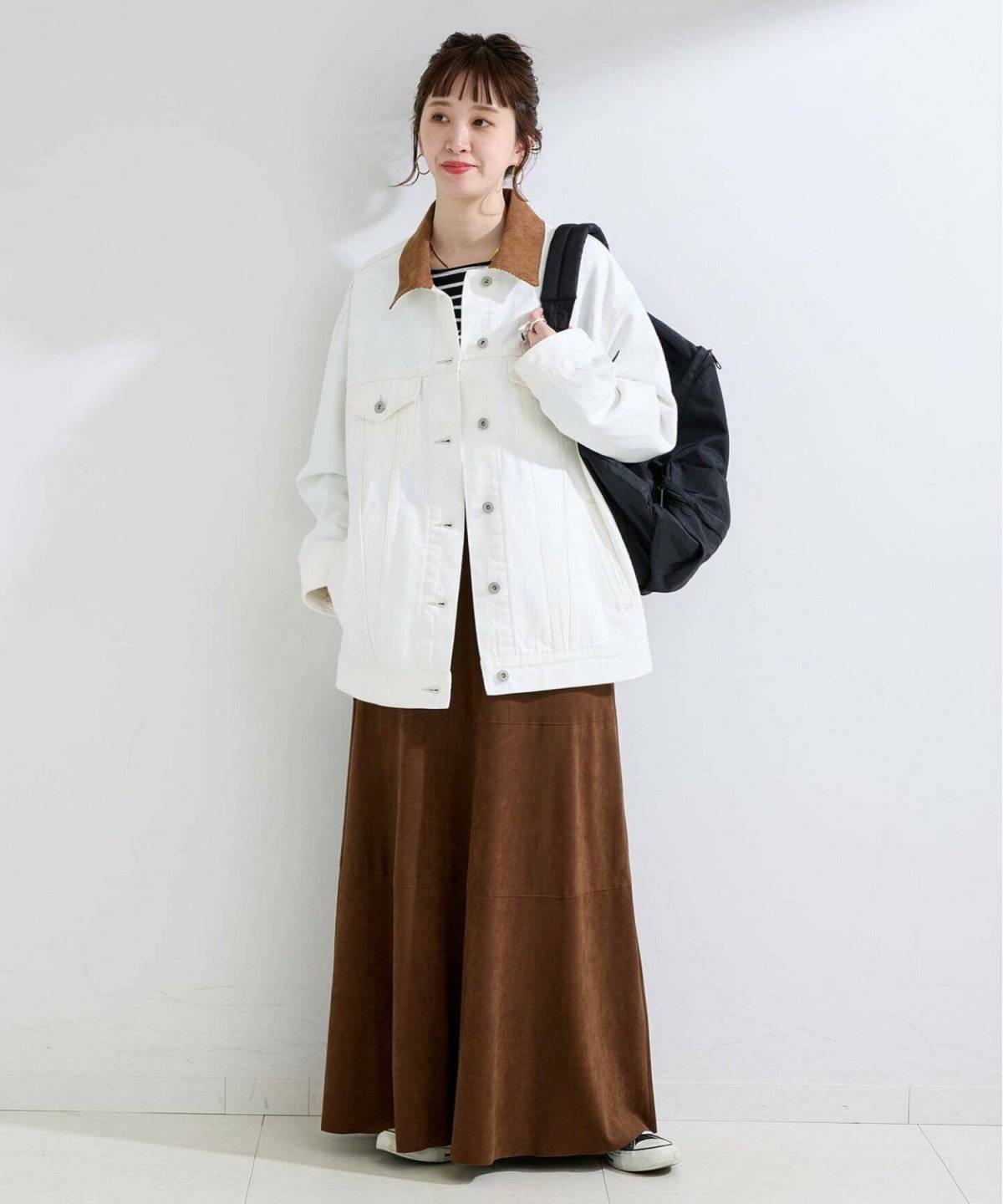 コットンパンツをはいた女性