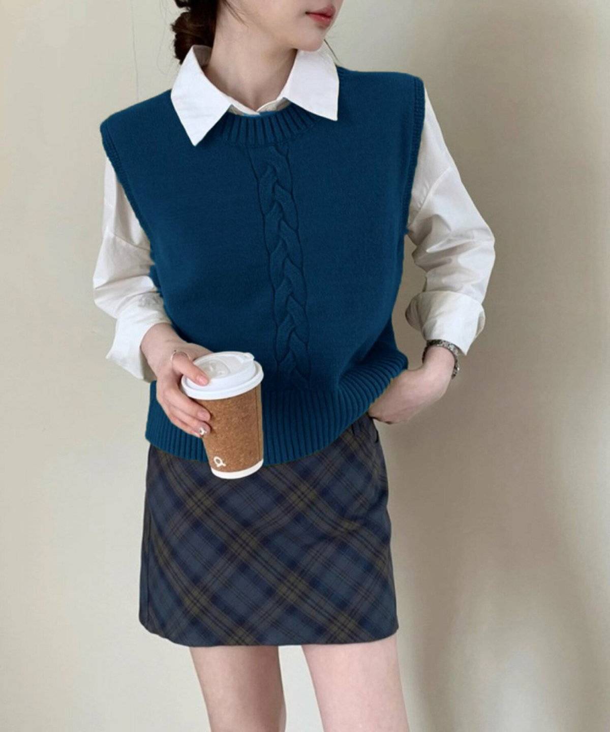 ケーブルクロップベストを着た女性