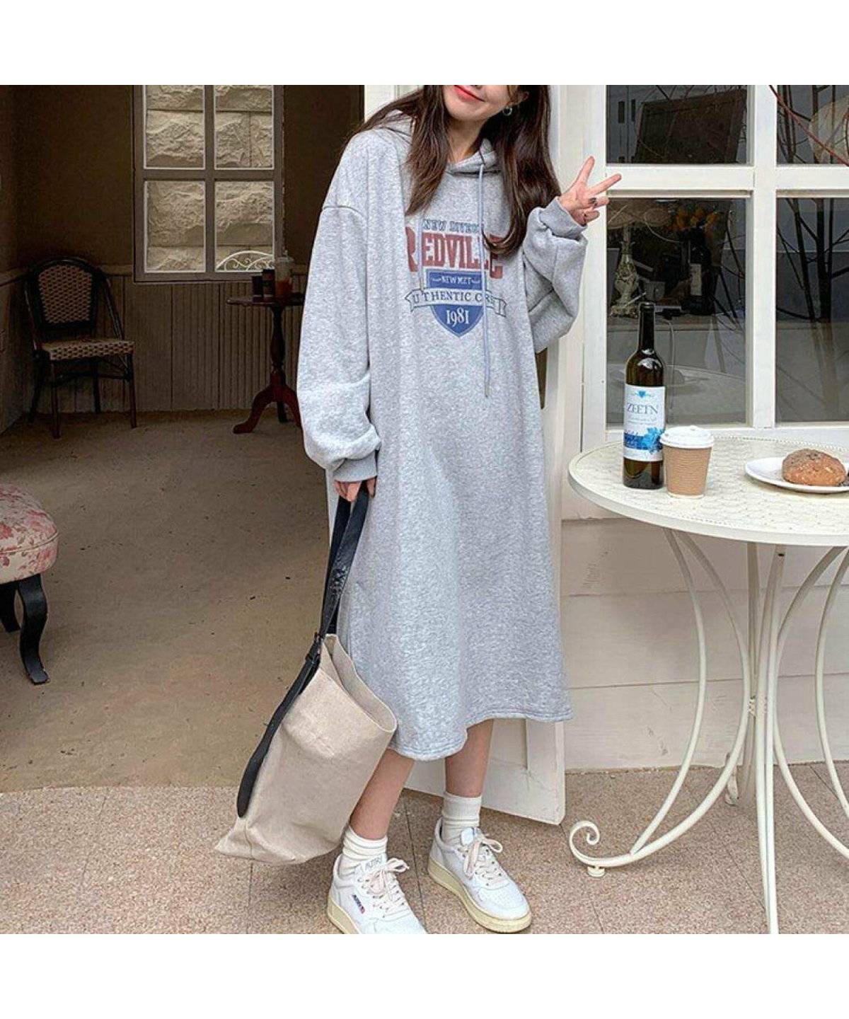 起毛ワンピースを着た女性