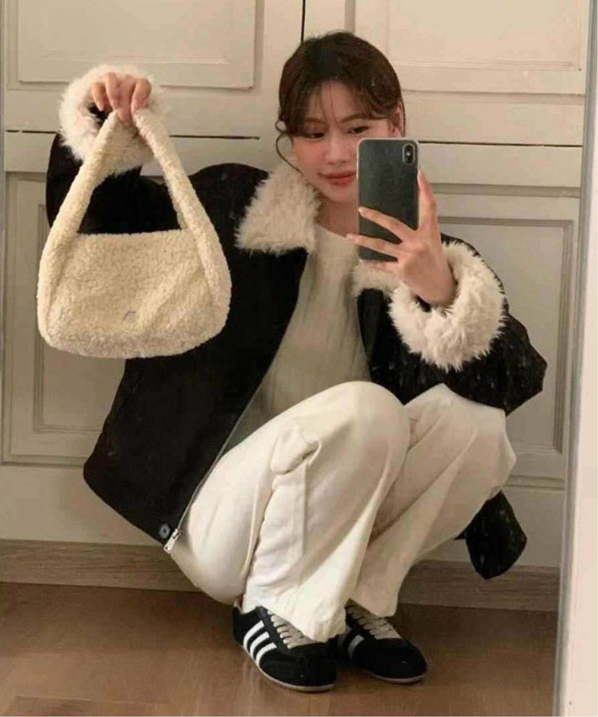 デニムジャケットを着た女性