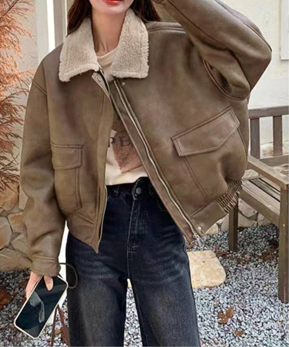 ムスタンコートを着た女性