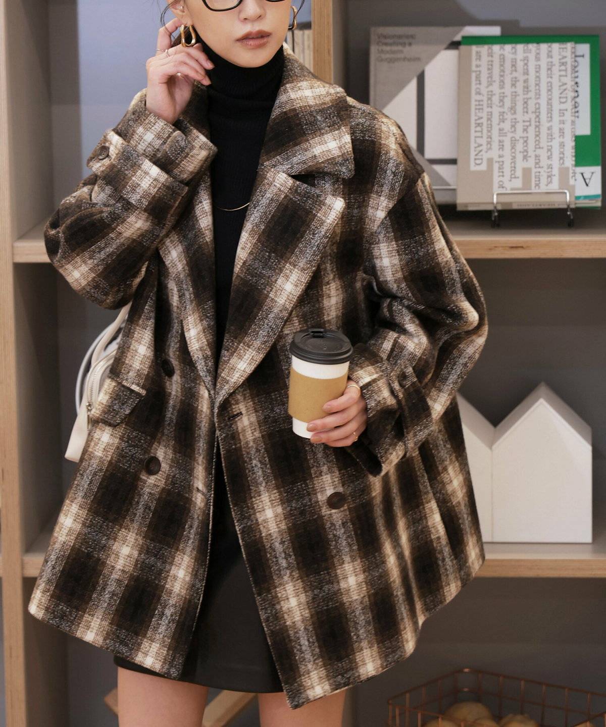 チェックコートを着た女性