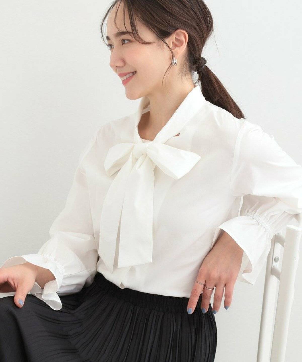 パフィーリボンシャツを着た女性