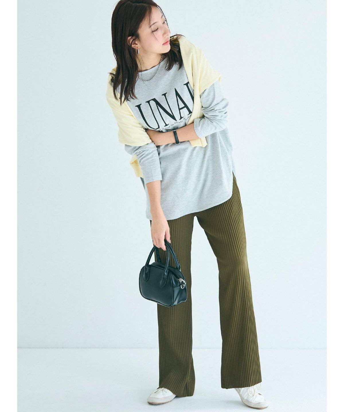 大きめロゴTシャツを着た女性