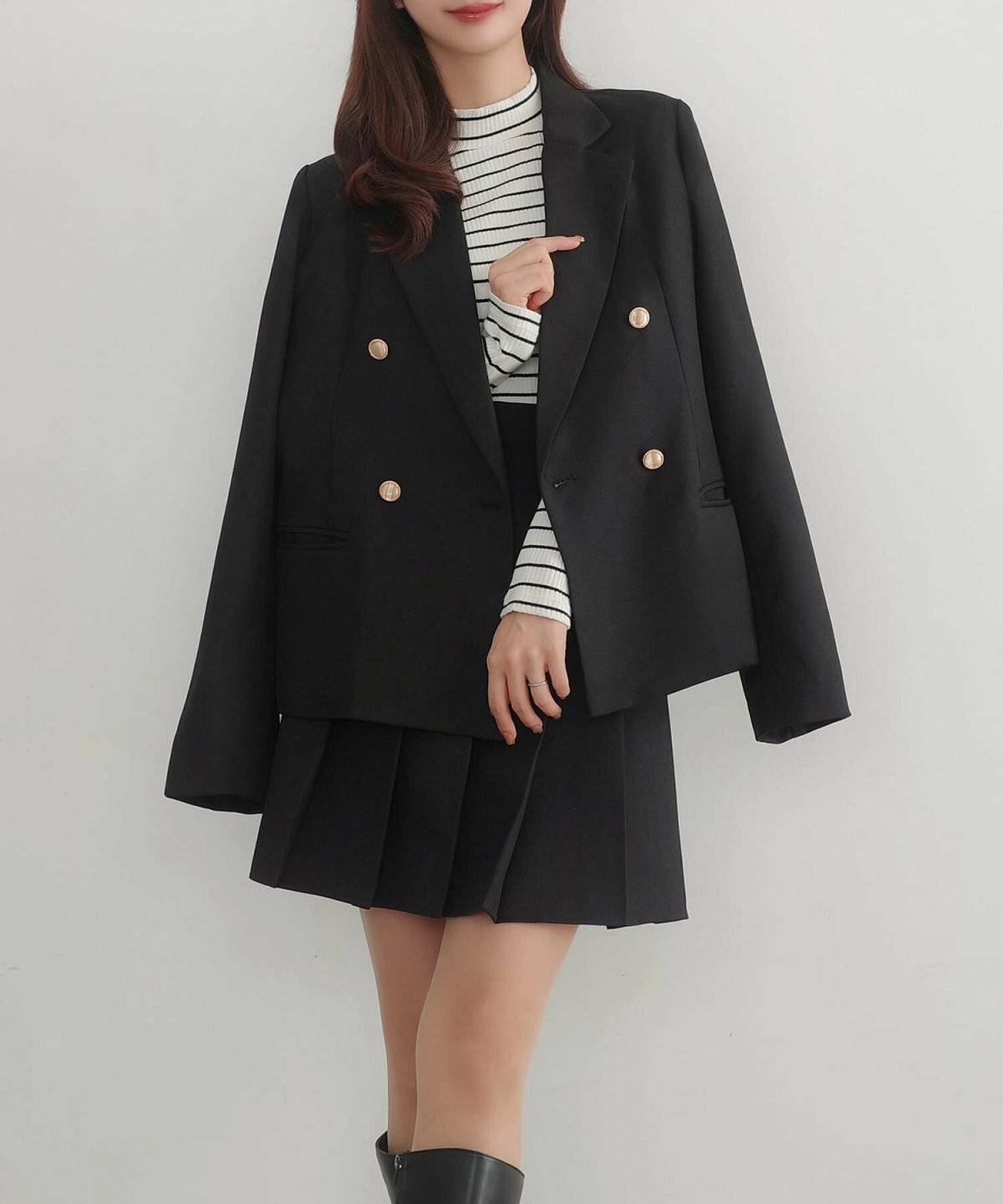 テーラードジャケットを着た女性