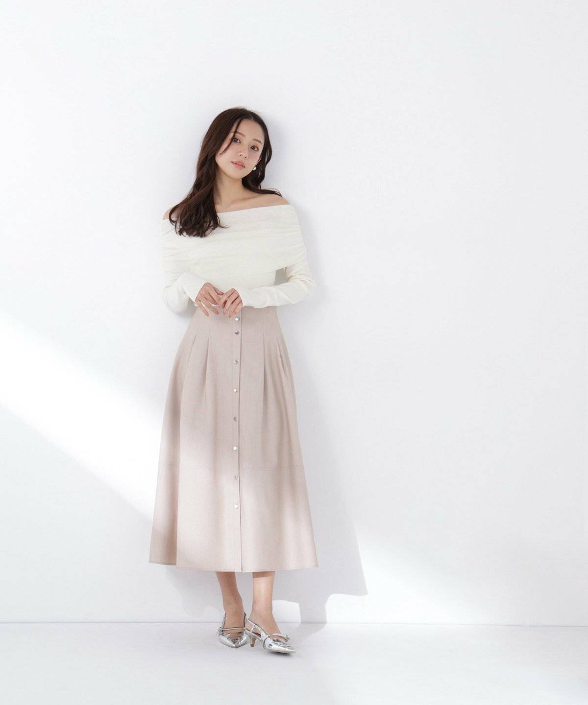 ホワイトトップスの女性