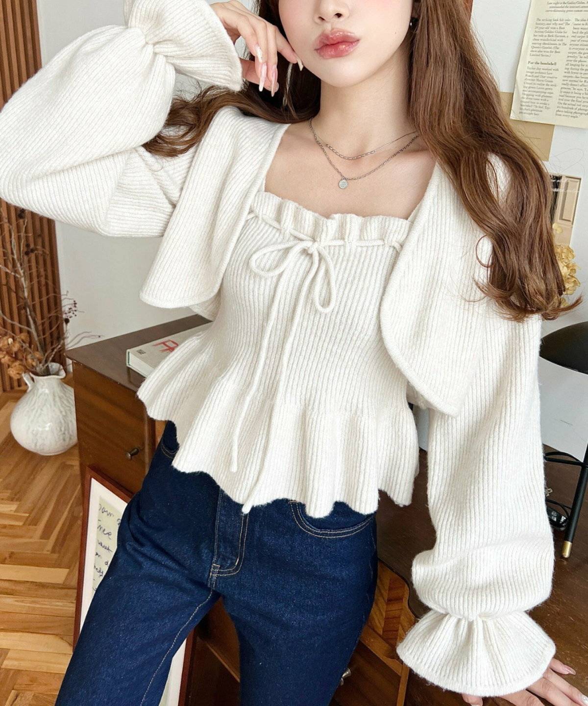 ホワイトワンピースの女性