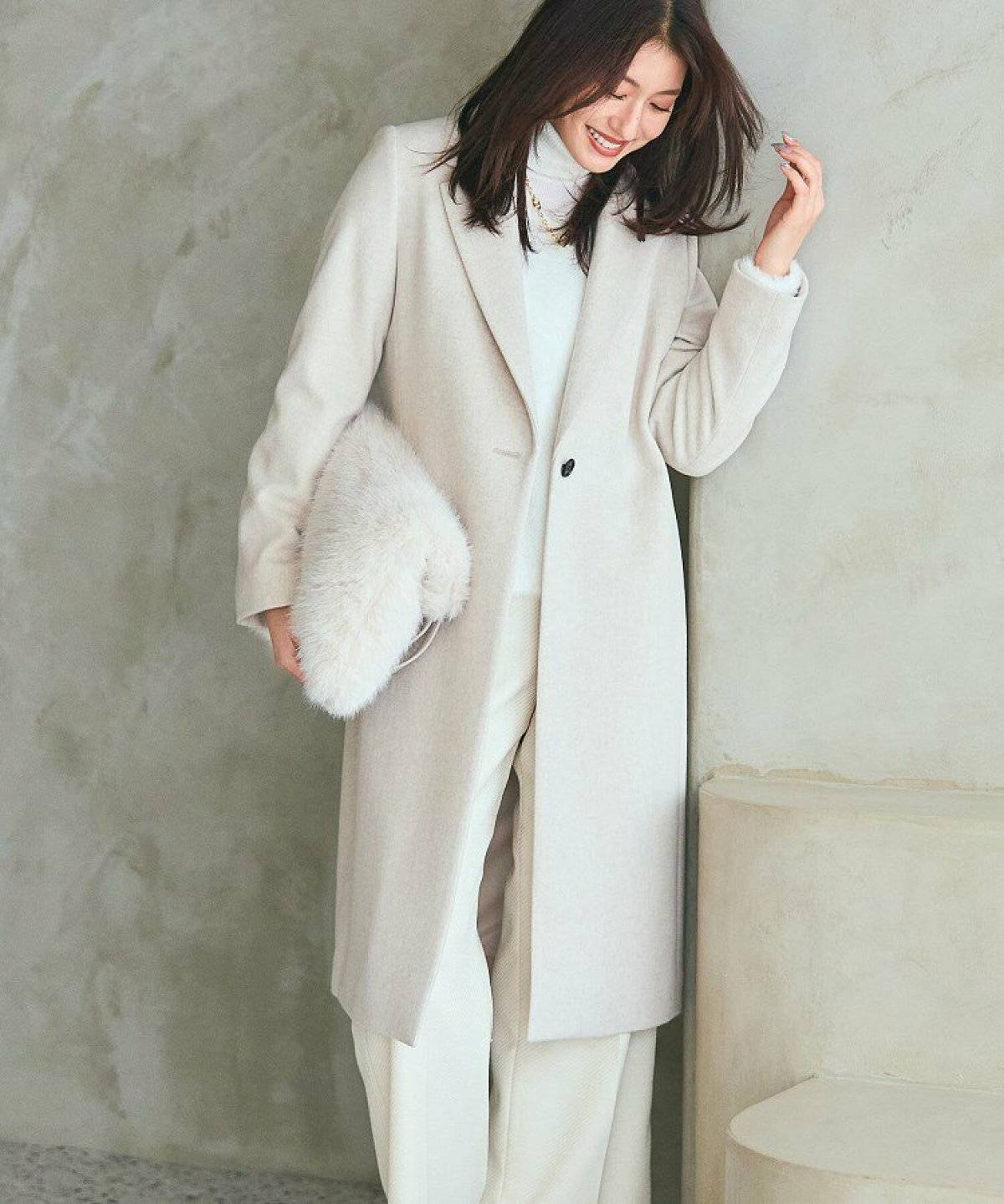 ホワイトのコートを着た女性