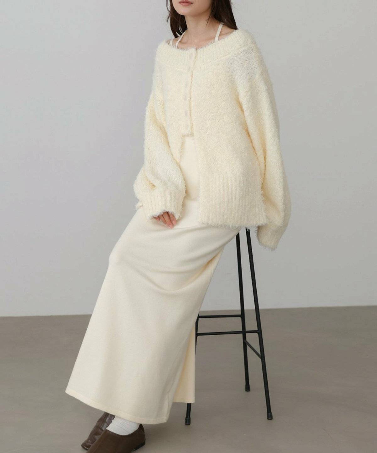 ホワイトのオールインワンを着た女性