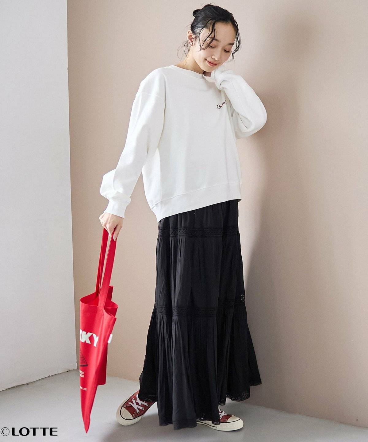 ホワイトコーデの女性