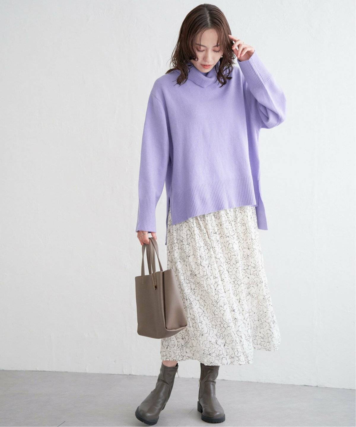 ホワイトコーデの女性