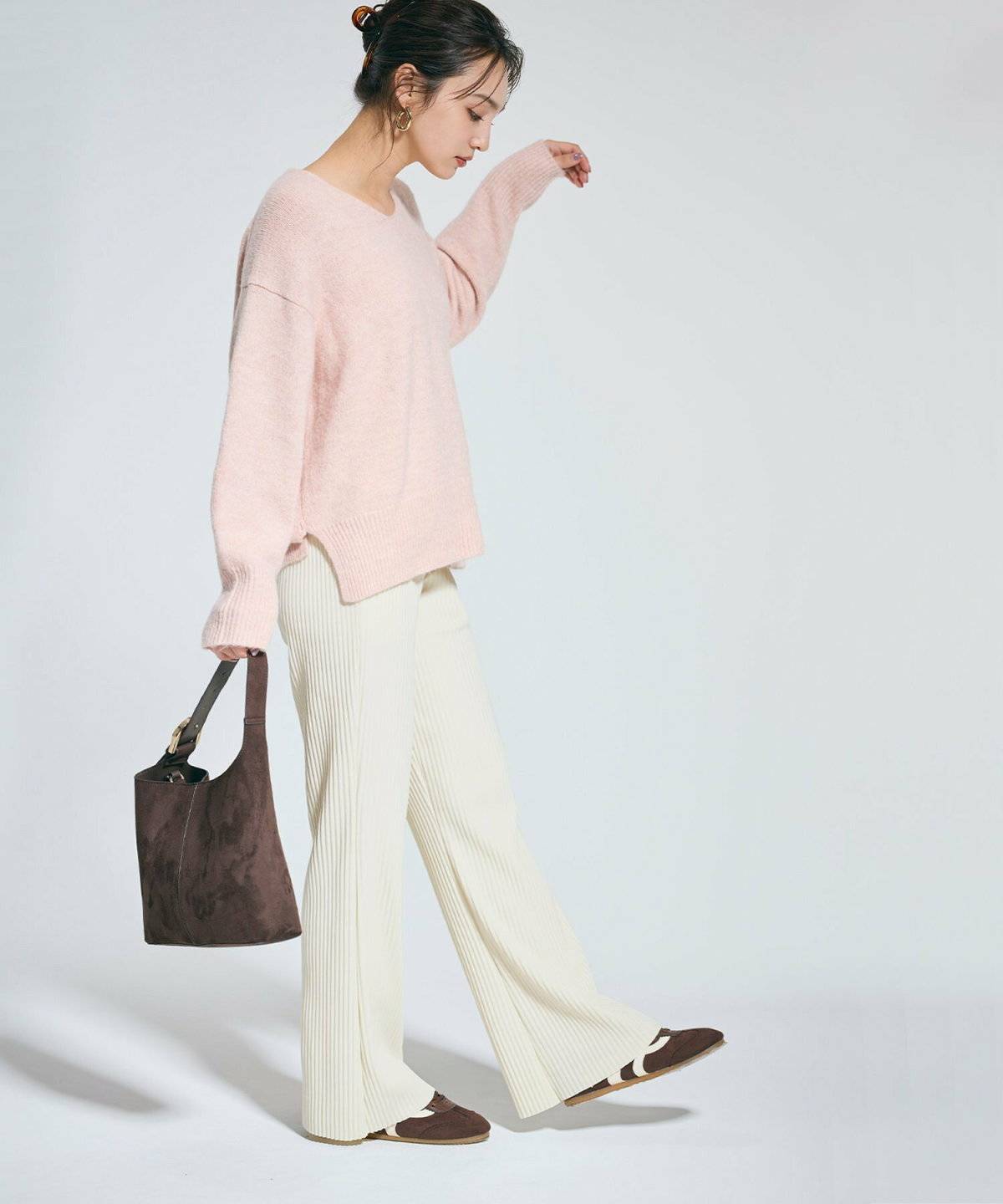 ホワイトコーデの女性