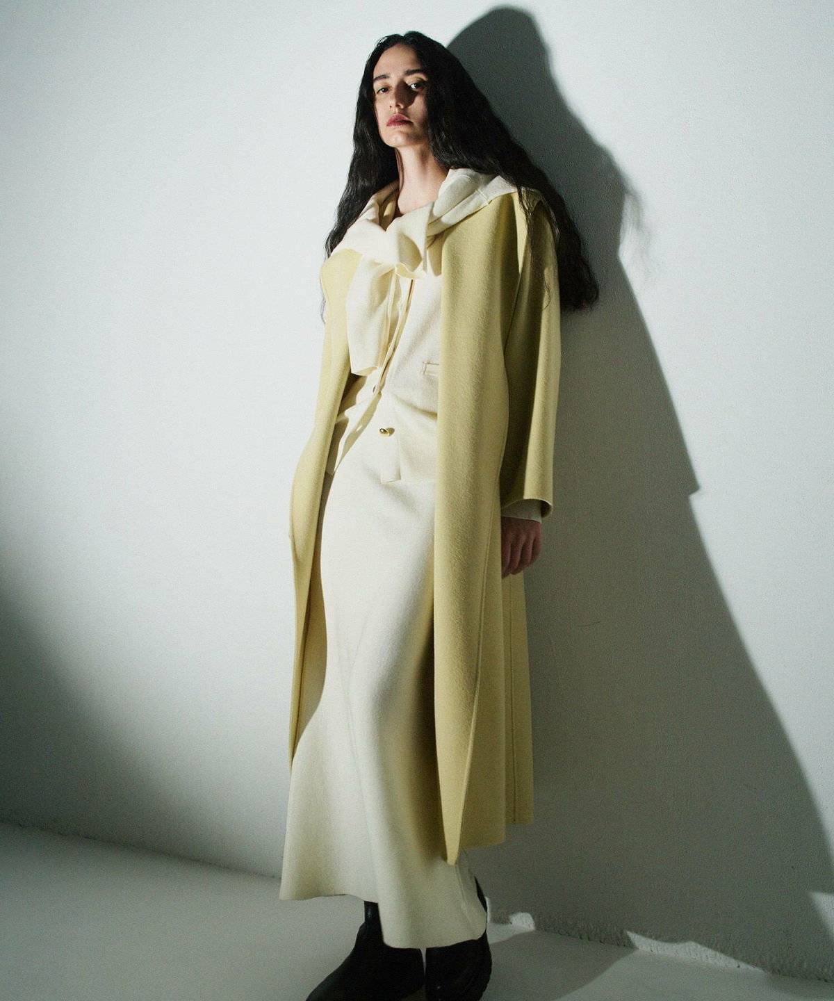 ホワイトコーデの女性