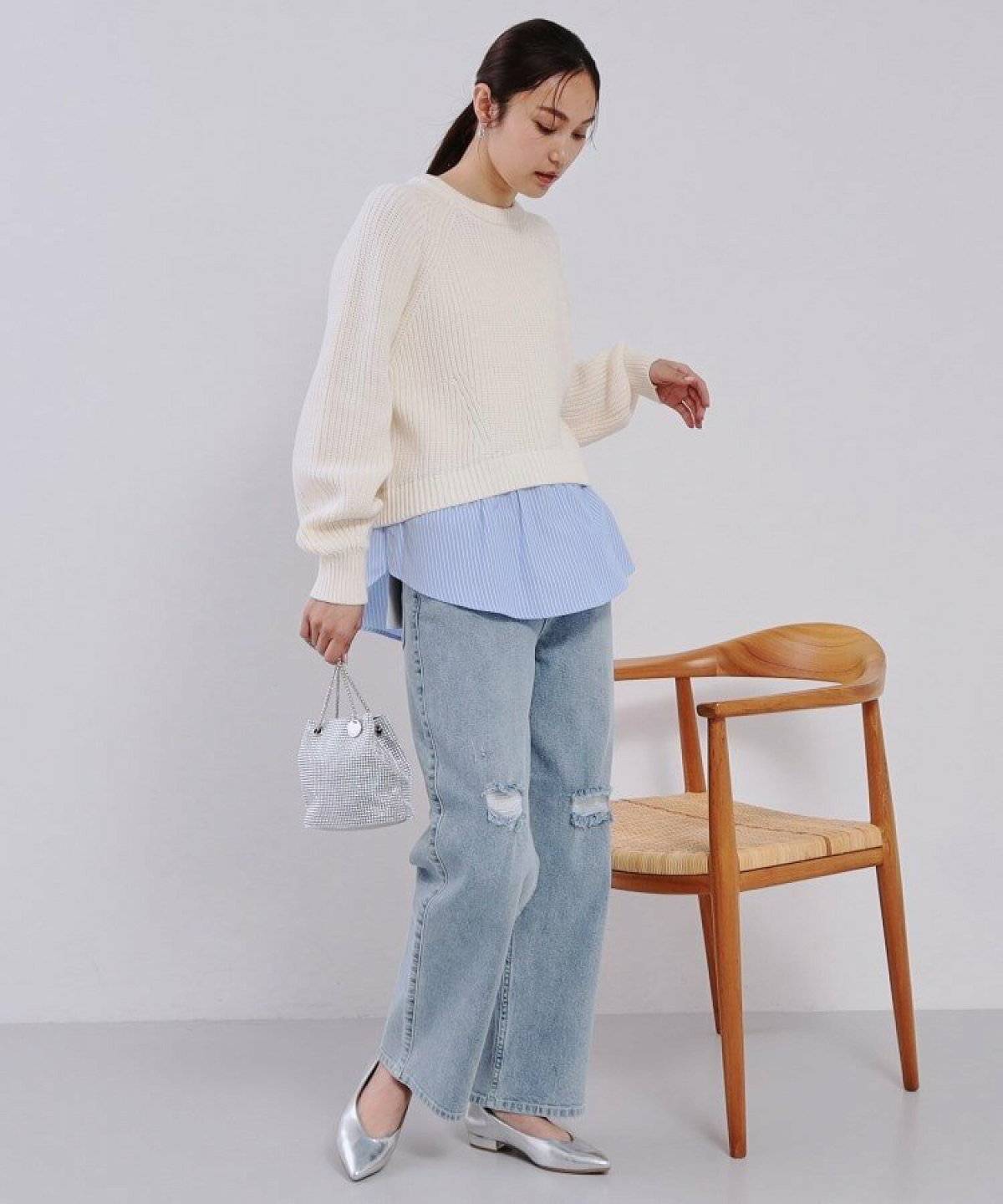 ホワイトコーデの女性